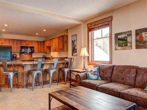 Luxury 2 Bedroom Mountain Vacation Rental In Breckenridge With Access To A Hot Tub And Heated Garage Parking Condominio in Breckenridge