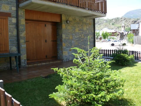 Apartamentos wifi Baqueira & Aigüestortes con jardín privado Condo in Esterri d'Àneu