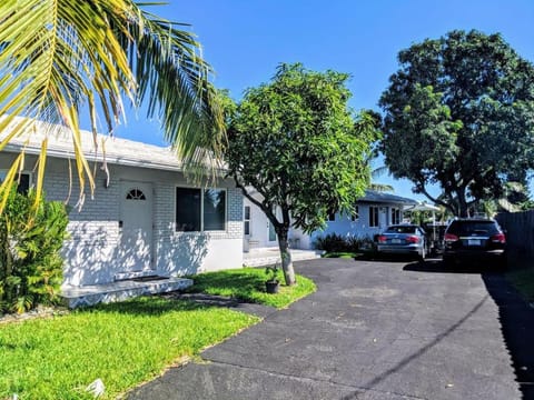 Waterfront Villa - Private Pool & Water Sports House in Wilton Manors