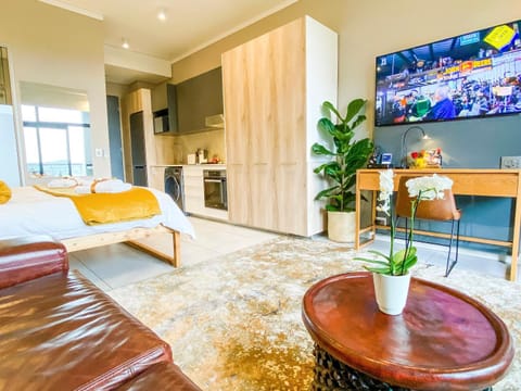 Menlyn Maine Residences - Central Park with king sized bed Condo in Pretoria