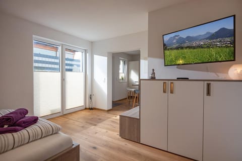 Bed, TV and multimedia, Seating area