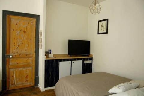 Bed, TV and multimedia, Bedroom