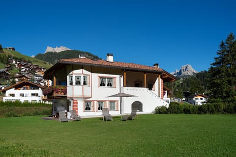 Property building, Day, Natural landscape, Activities, Summer, Garden, Hiking, On site, Area and facilities