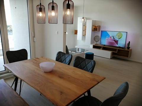 TV and multimedia, Living room, Seating area, Dining area