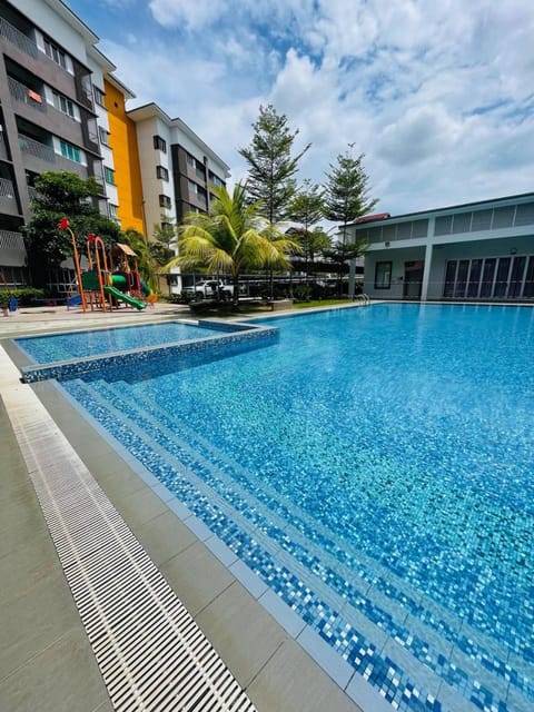 Property building, Day, Pool view, Swimming pool, sunbed