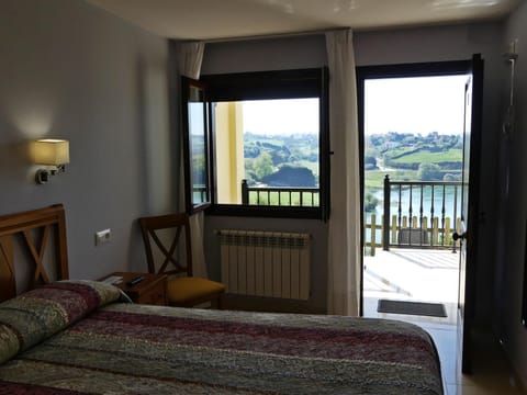 Bed, Balcony/Terrace, Photo of the whole room, Bedroom, Lake view, River view