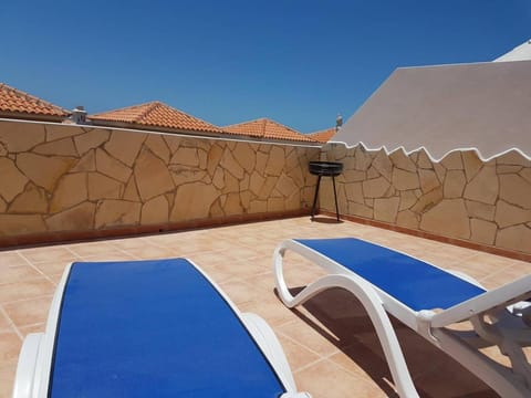 Villa Roque del Conde with fantastic sea view, terrace, pool, Wifi, SAT-TV, garage House in Costa Adeje