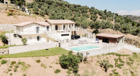 Property building, Day, Pool view, Swimming pool, sunbed