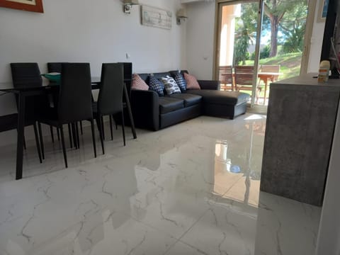 T3 A/C Côte d'Azur, Piscine, Plage à 350m, WIFI Apartment in Antibes