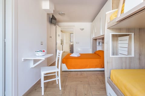 ORISTANO CAMERA ARANCIO max 3pers,BAGNO,USO CUCINA Bed and Breakfast in Oristano