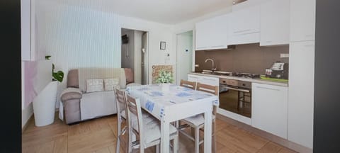 ORISTANO CAMERA ARANCIO max 3pers,BAGNO,USO CUCINA Bed and Breakfast in Oristano