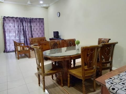 Kayu Merbau Homestay Maison in Perak Tengah District