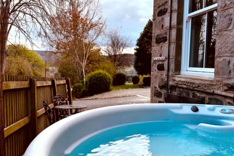 Spring, Day, Natural landscape, Garden, Hot Tub, Hot Tub, Garden view