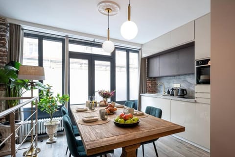 Kitchen or kitchenette, Dining area