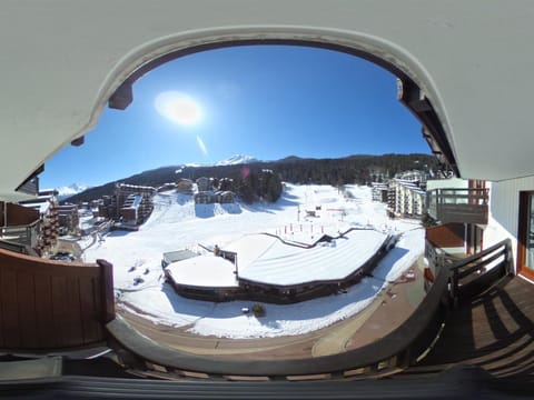 Studio lumineux avec balcon sud, plein cœur de La Tania, skis aux pieds - FR-1-513-43 Apartment in Les Allues