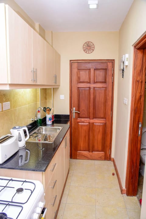 PIT-STOP NAIROBI: LOCATED NEAR AIRPORT & TOURIST CIRCUIT Apartment in Nairobi