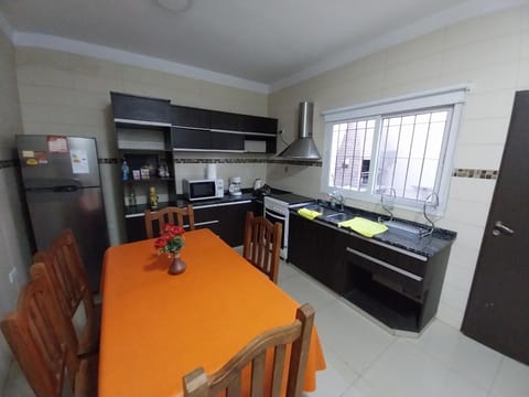 Kitchen or kitchenette, Dining area, minibar, pet friendly