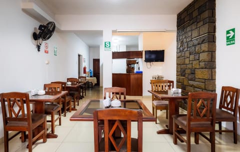 Restaurant/places to eat, Communal lounge/ TV room, TV and multimedia, Living room