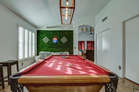 Billiard, Game Room