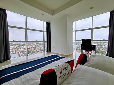 Seating area, Bedroom, City view, bunk bed