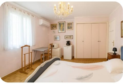 Property building, Bed, Photo of the whole room, Bedroom