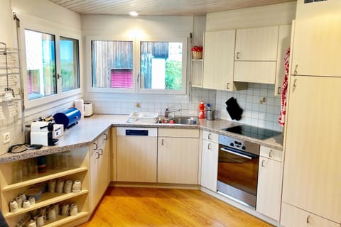 Coffee/tea facilities, Kitchen or kitchenette, dishwasher, oven, stove, toaster