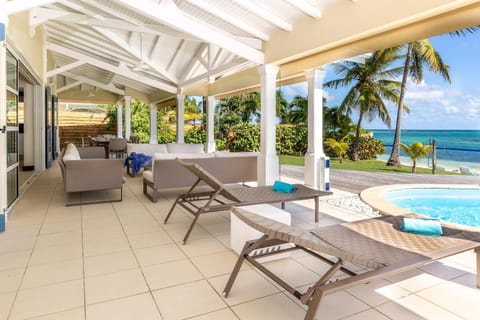 Villa Marine 5 étoiles sur la plage du lagon à deux pas du golf Villa in Guadeloupe