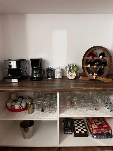 Coffee/tea facilities, Kitchen or kitchenette, Food and drinks, Food