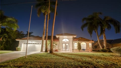 Tropicana - Relax On The Large South Terrace Villa in Cape Coral