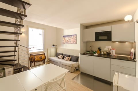 Kitchen or kitchenette, Living room, Seating area, Dining area