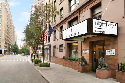 Property building, Facade/entrance, Property logo or sign, Neighbourhood, Logo/Certificate/Sign, City view, Street view, Location