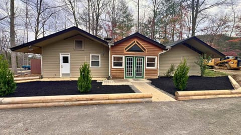 Shady Woods 4 Bedroom Walk to Downtown Hottub House in Gatlinburg