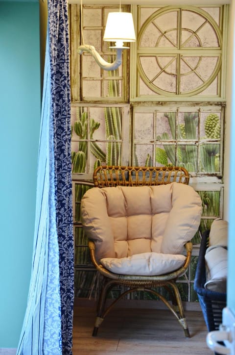 Living room, Decorative detail, Seating area