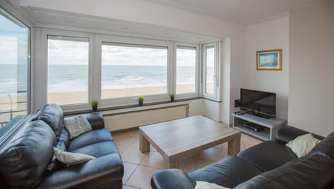 Communal lounge/ TV room, TV and multimedia, Beach, Sea view