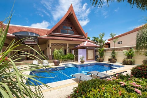 Beautiful 5BR Villa Felicity, Pool & Garden, near Naiharn Villa in Rawai