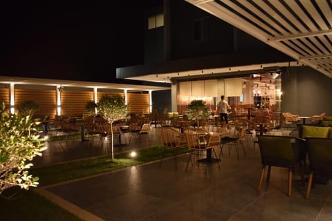 Restaurant/places to eat, Night, Lounge or bar, Seating area