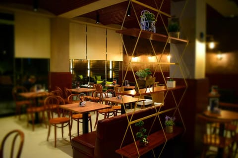 Restaurant/places to eat, Lounge or bar, Seating area