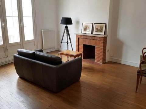 Charmant appartement au pied du château Condo in Gien