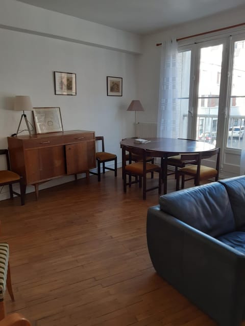 Charmant appartement au pied du château Condo in Gien