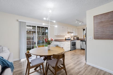 Garden Park Getaway Apartment in Tigard