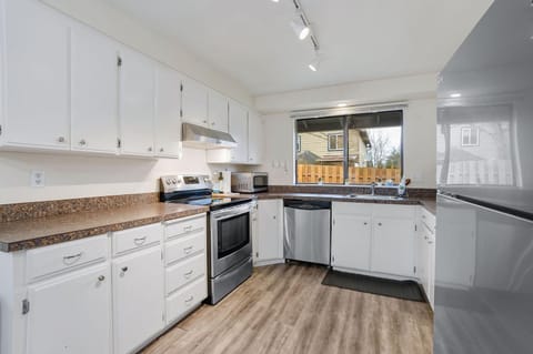 Garden Park Getaway Apartment in Tigard