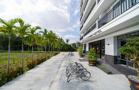 Property building, Day, Cycling, Garden view