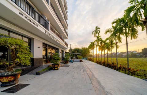 Property building, Garden, Garden view, Sunrise