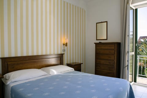 Shower, Toilet, Nearby landmark, Restaurant/places to eat, Bed, Neighbourhood, Natural landscape, TV and multimedia, Balcony/Terrace, Photo of the whole room, Beach, Bedroom, City view, City view, Garden view, Garden view, Supermarket/grocery shop, Shopping Area, Swimming pool, Family, Family, air conditioner