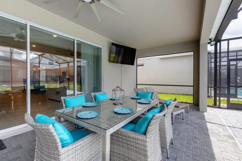 Patio, Communal lounge/ TV room, TV and multimedia, Living room, Seating area, Dining area, Evening entertainment, fireplace