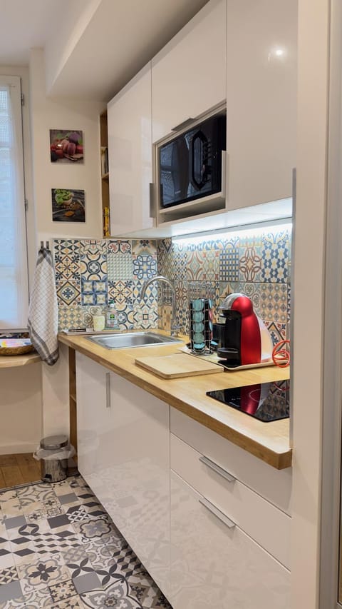 Kitchen or kitchenette, minibar, stove