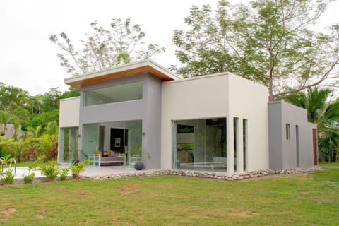 Lilan Nature, Modern House N°1, private swimming pool. Villa in Cahuita