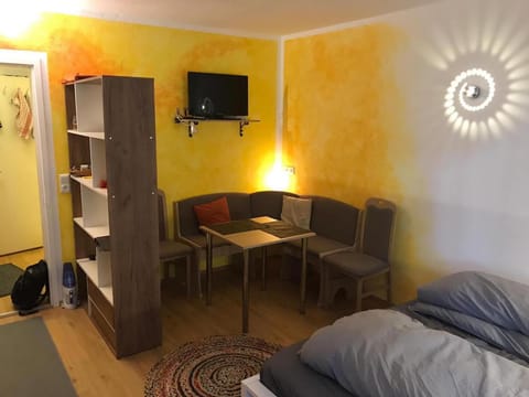 TV and multimedia, Seating area, Dining area