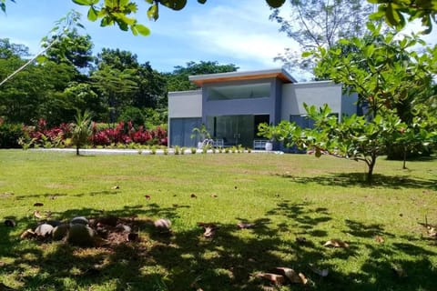 Lilan Nature, Modern House N°2, private swimming pool Chalet in Cahuita