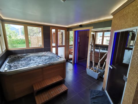 Hot Tub, Massage, Steam room, Spa and wellness centre/facilities